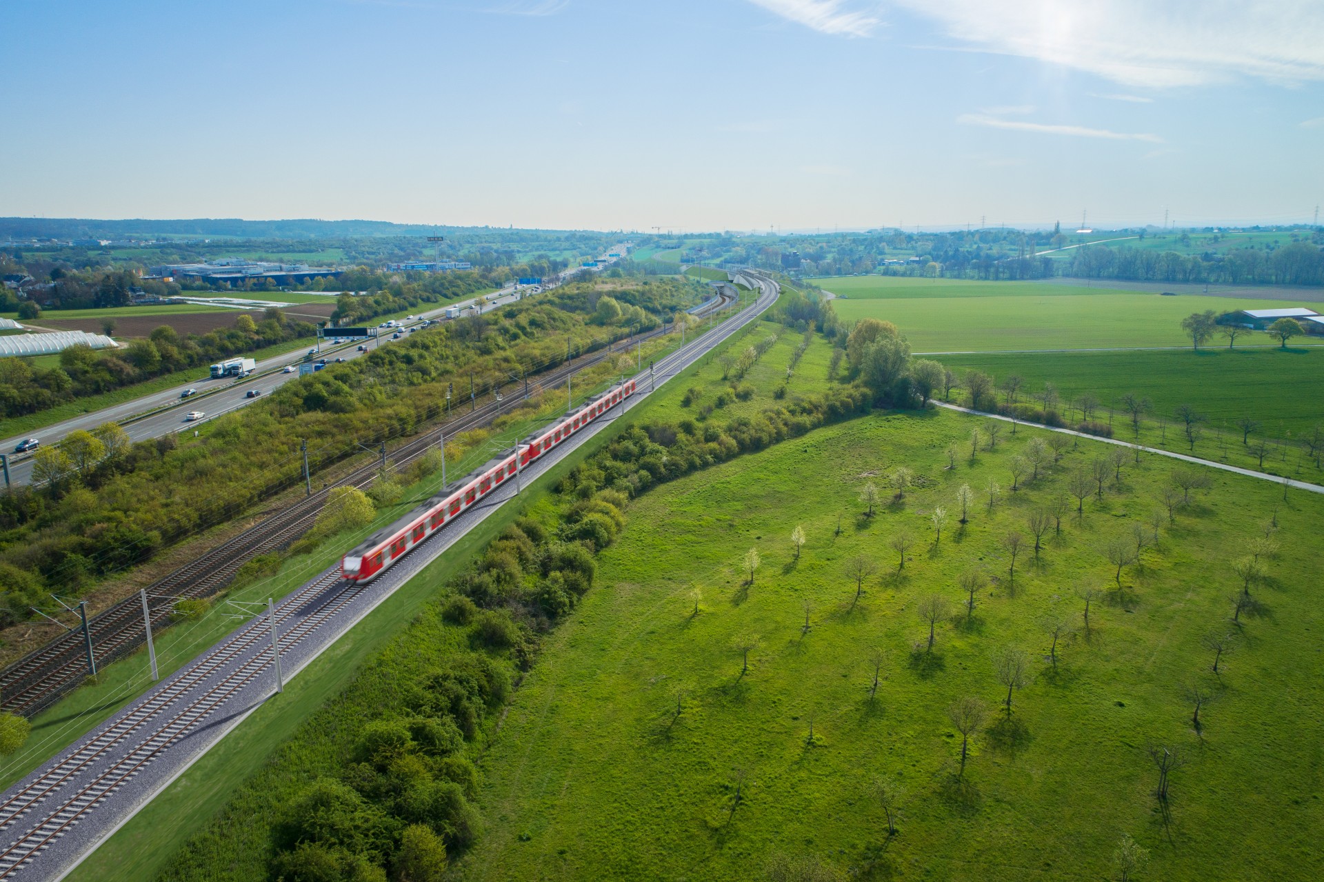 Der Abschnitt Sonnenhof erweitert um zwei neue Gleise, eine S-Bahn passiert.